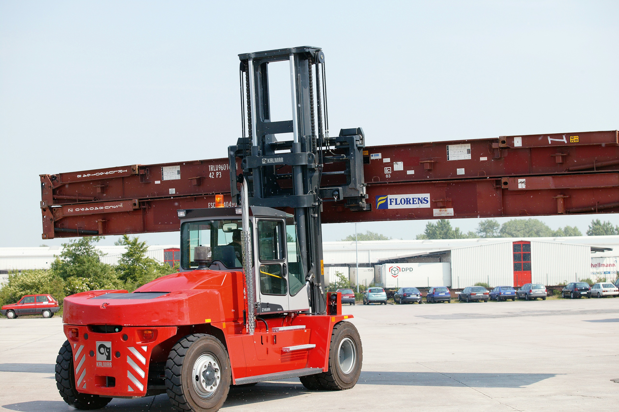 Deliver 18. Kalmar 700. Kalmar dce100-6. Лесопогрузчик кальмар. Kalmar forklift.